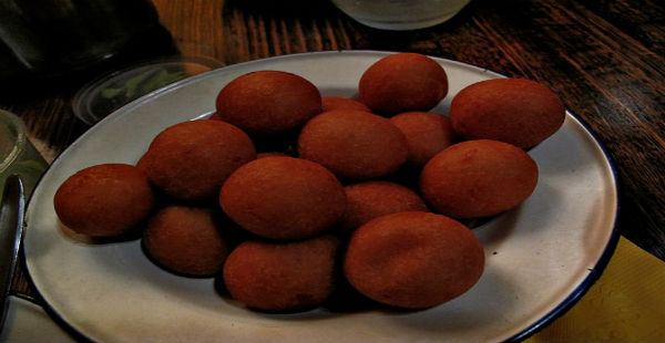 Kai nok grataa (fried sweet potato balls)